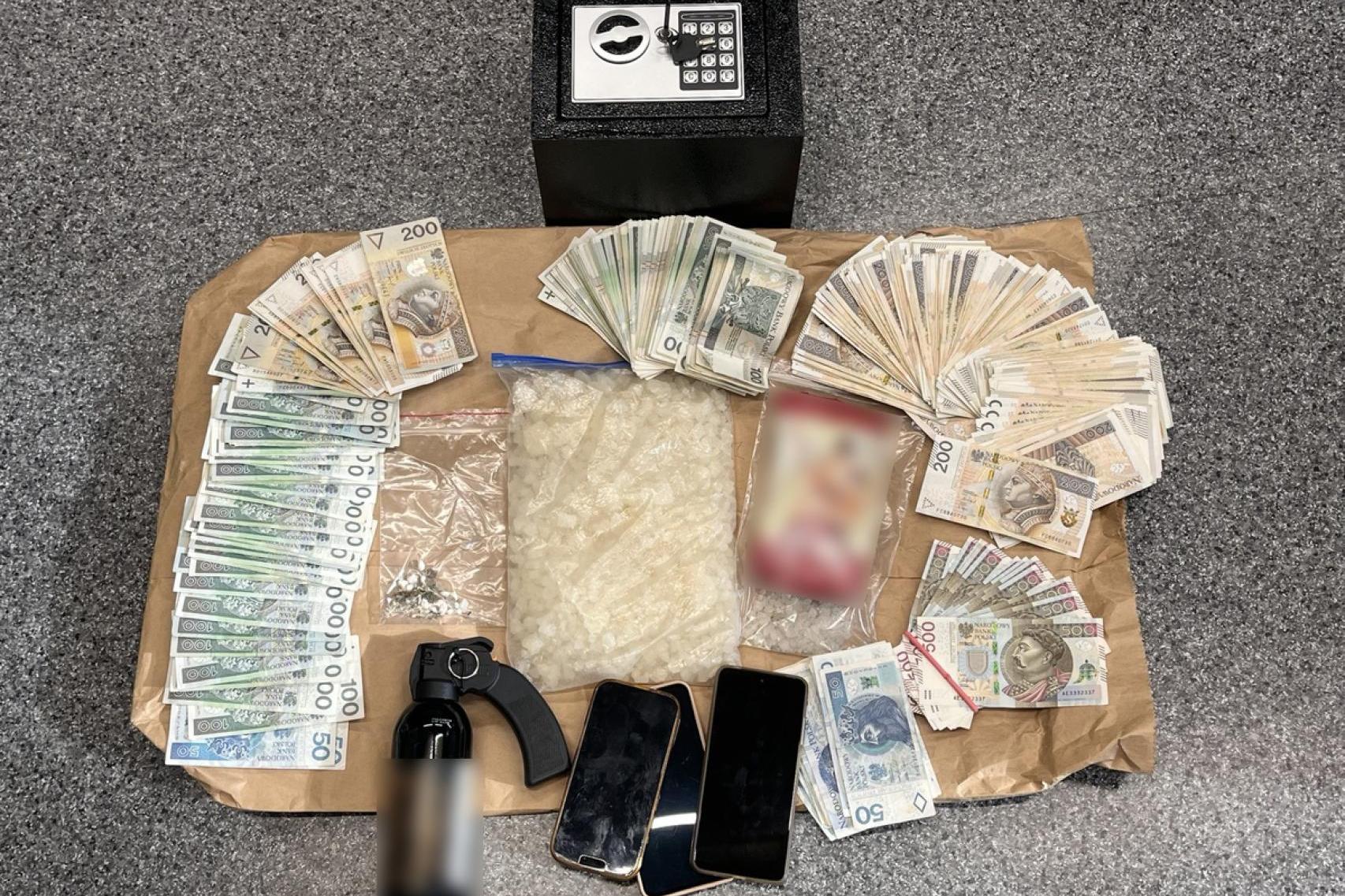 Policja zatrzymała podejrzanego o handel narkotykami. Zabezpieczono kilogram mefedronu