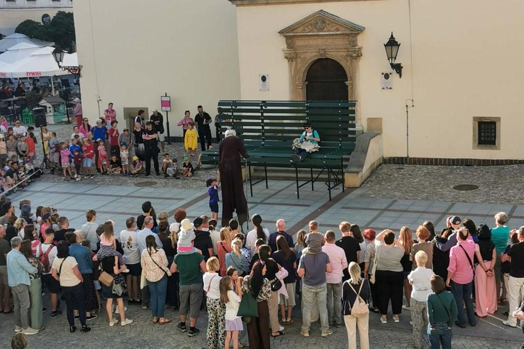 Teatry uliczne opanowały Małopolskę. Widowiska zachwycają publiczność