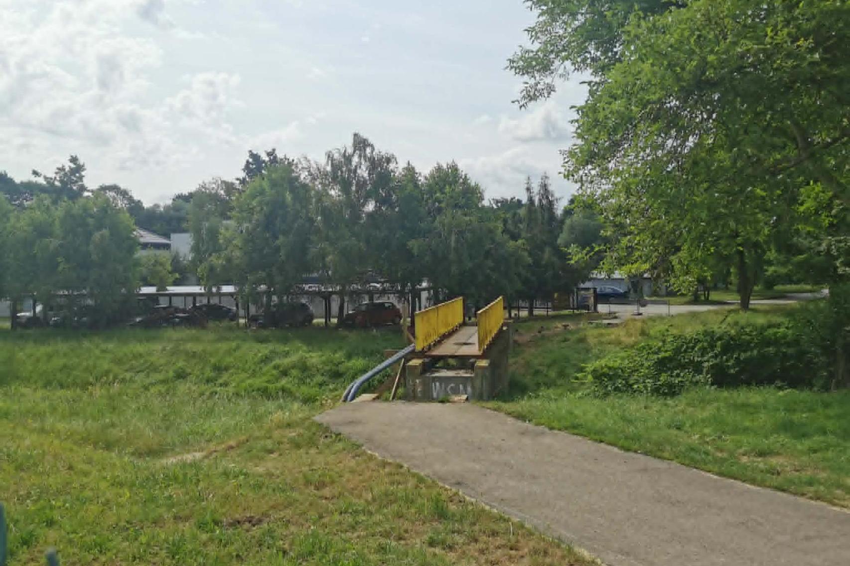 Zamiast skrótu - 800 metrów obejścia. Mieszkańcy Tarnowa zaskoczeni zamknięciem kładki