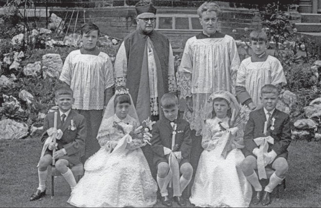 Pierwsza Komunia św. dla dzieci w Halifax 20 maja 1967 r. Ksiądz T. Gaik stoi drugi od prawej strony. Źródło fot.: Ks. W. Wyszowadzki, Wkład ks. infułata Władysława Staniszewskiego (1901-1989) w powstanie i rozwój Polskiej Misji Katolickiej w Anglii i Walii, Warszawa 2020.                             