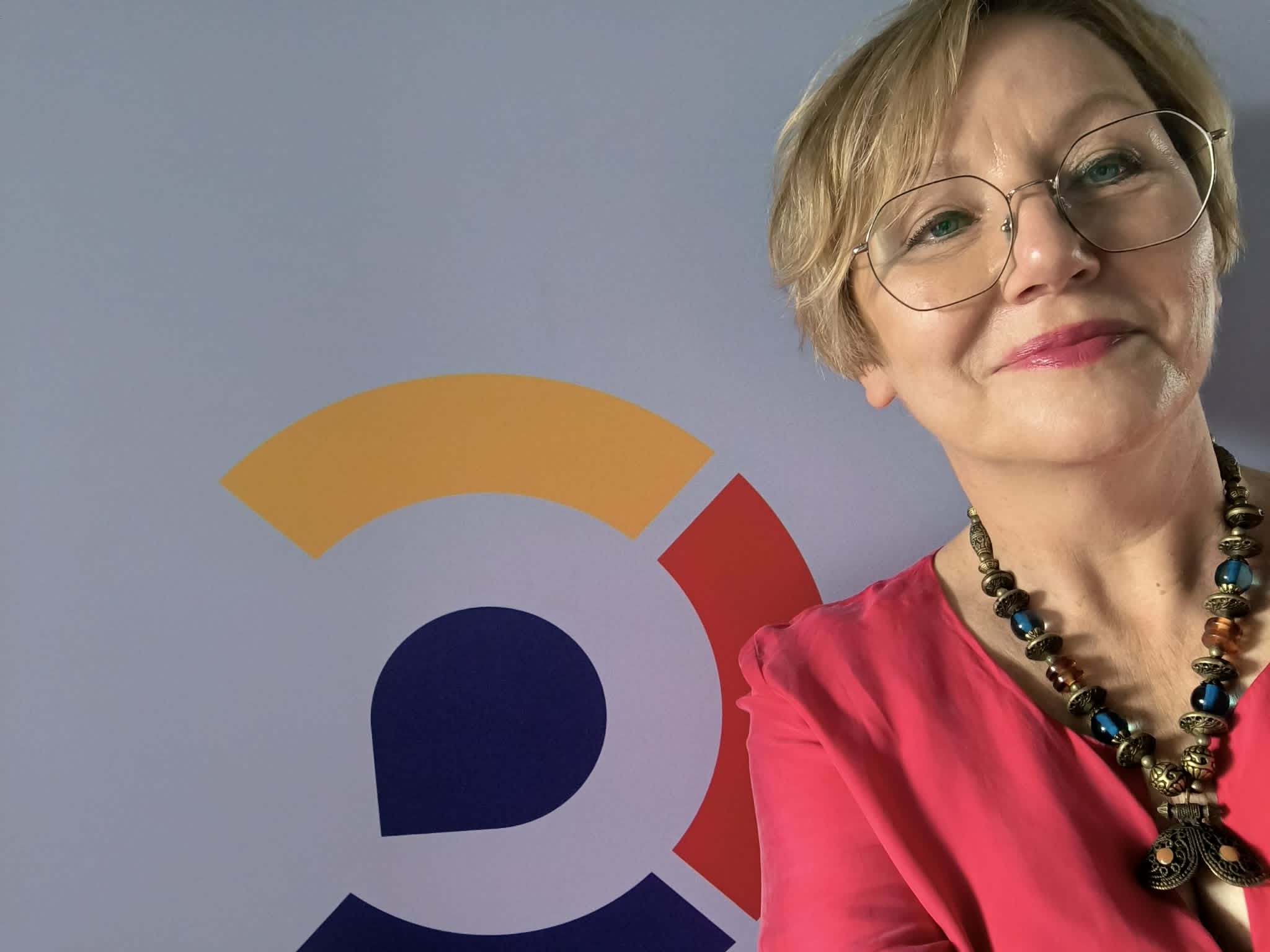 Regina Mynarska na tle logotypu Regionalnego Centrum Komunikacji