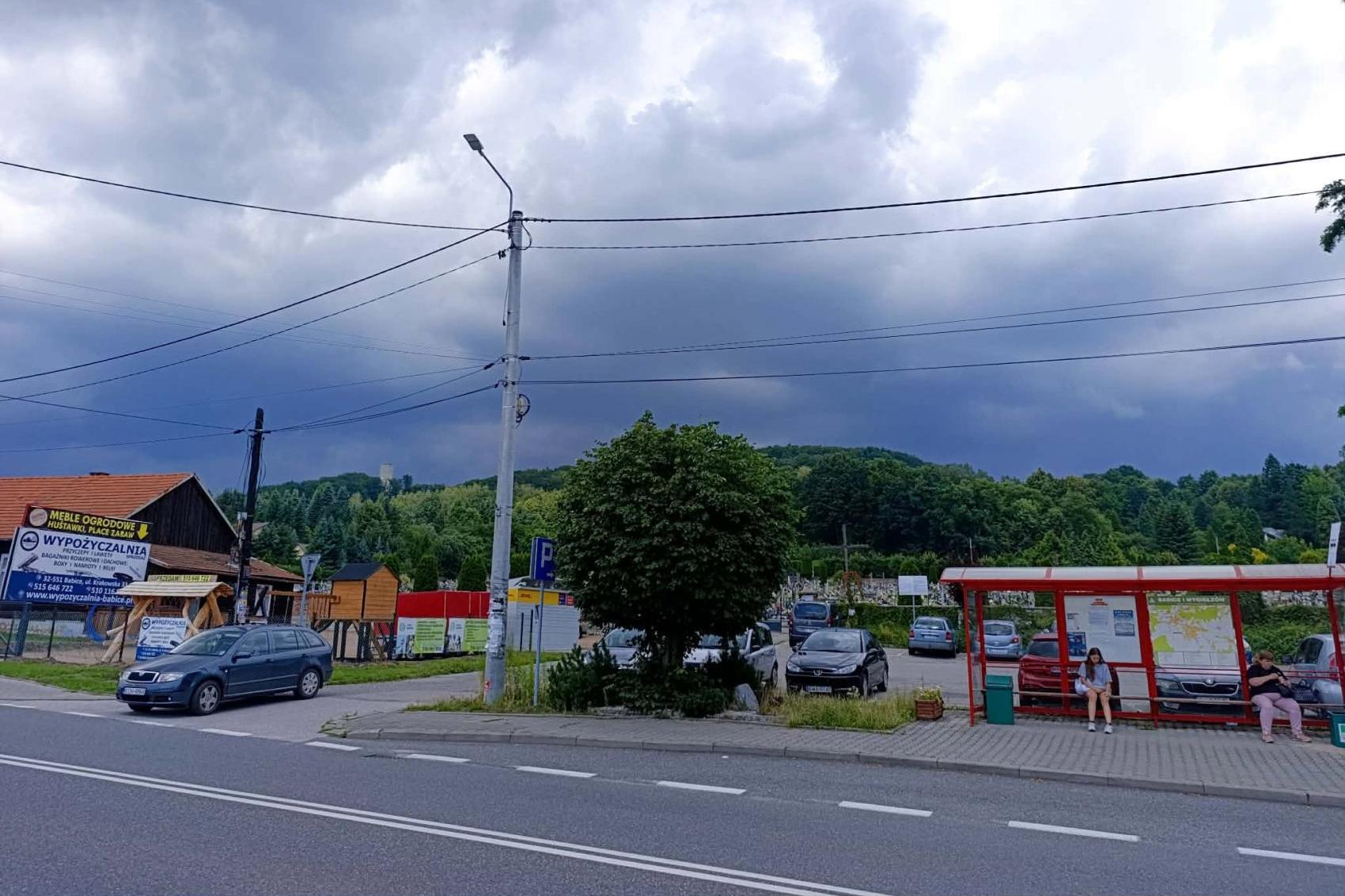 Gwałtowne burze nad Małopolską. Grzmi, błyska i pada grad