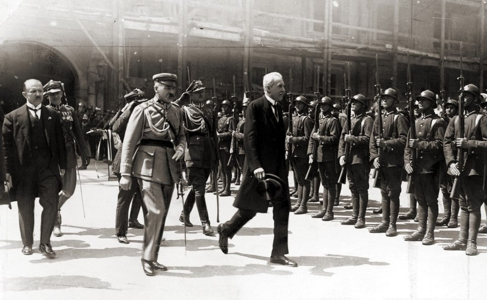 gnacy Mościcki przybywa na uroczystość zaprzysiężenia 4 czerwca 1926 na Zamku Królewskim w Warszawie. Obok Józef Piłsudski i ...???? (fot. Leon Jarumski/Wikipedia)
