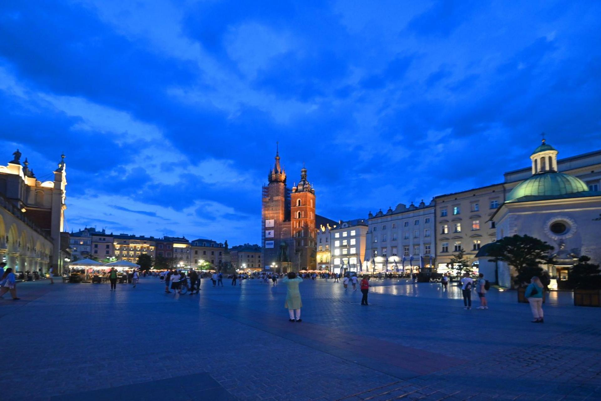 Głośne dyskoteki na Rynku Głównym. Miasto apeluje, by nie brać w nich udziału