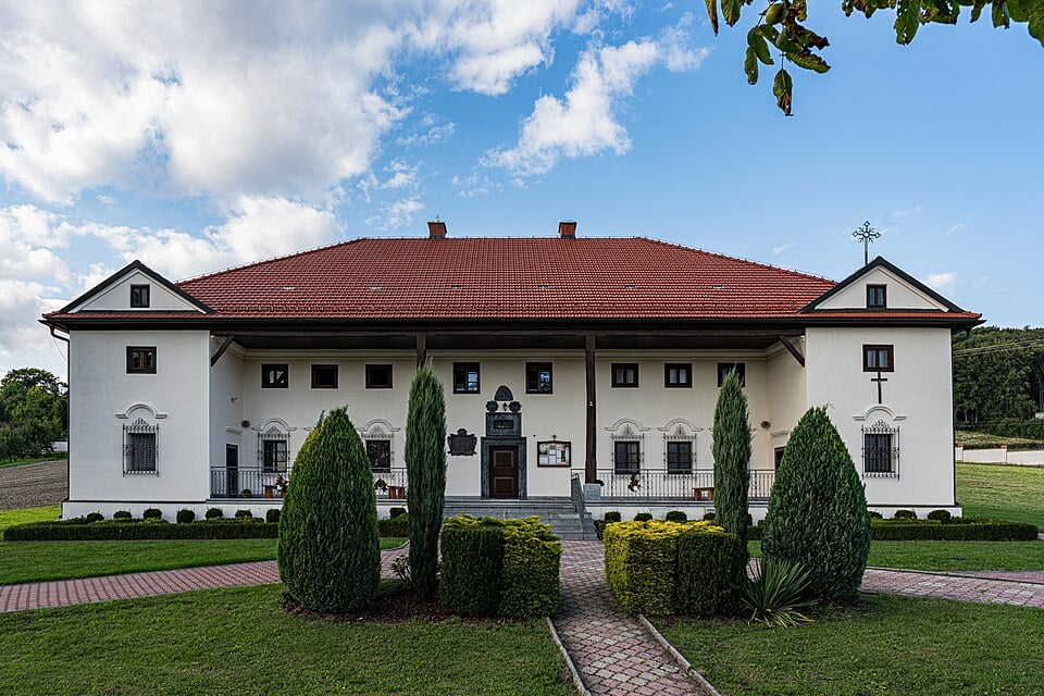 Dwór w Siedlcu (fot. Januszk57/Wikipedia)
