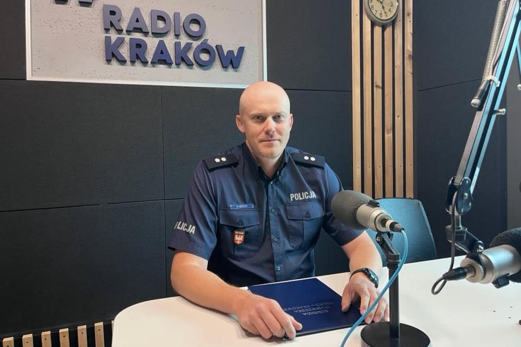Przemoc rówieśnicza i cyberprzemoc ? jak chronić dzieci? Rozmowa z podkomisarzem Hubertem Bracikiem