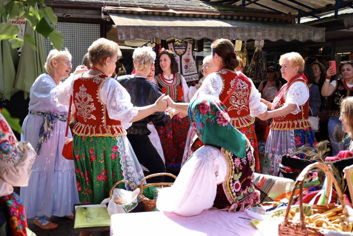 Stary Kleparz wraca do tradycji. Dziś pierwszy Dzień Stroju Krakowskiego