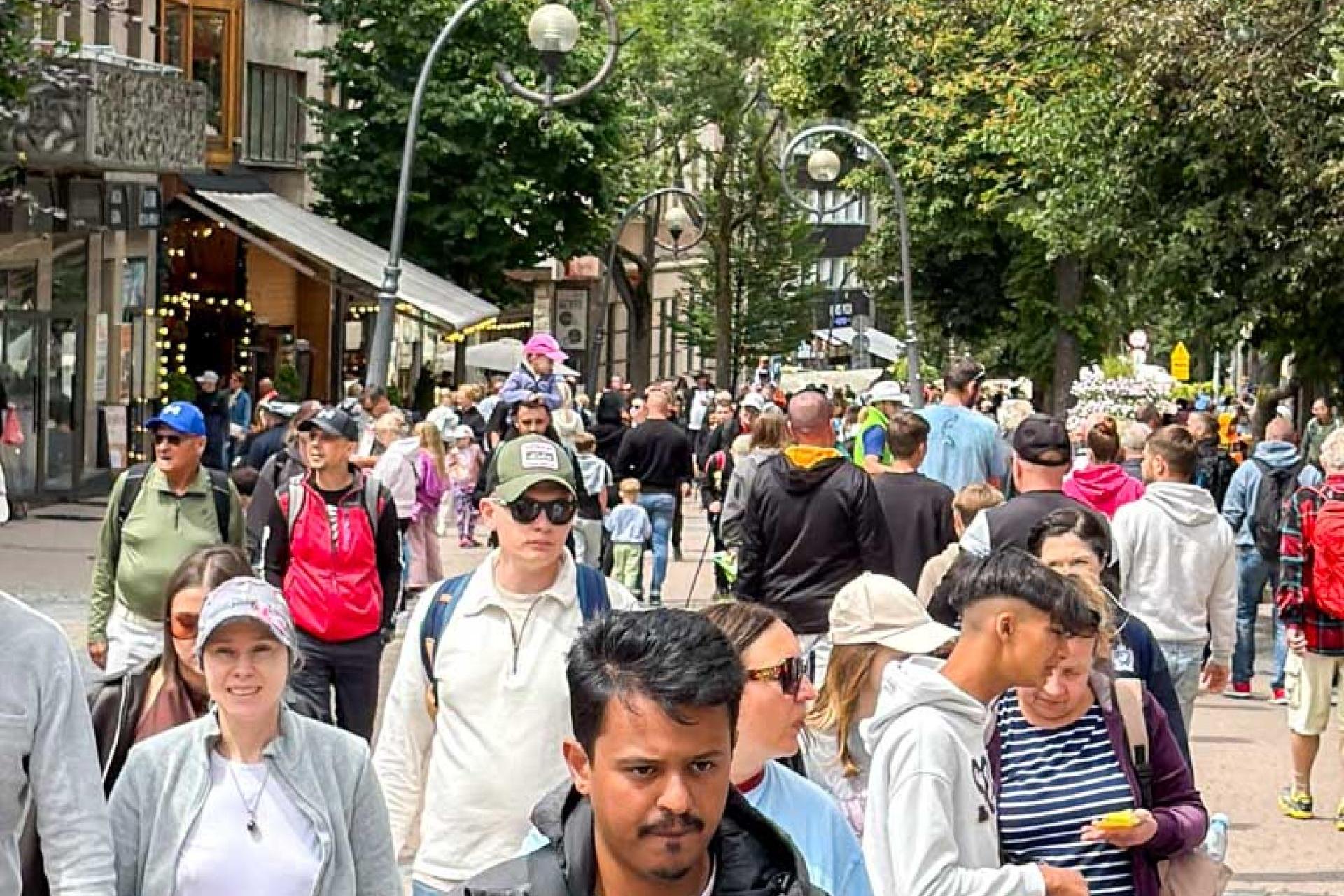 Tłumy w Tatrach i kolejki na szlakach. Zakopane wchodzi w szczyt sezonu