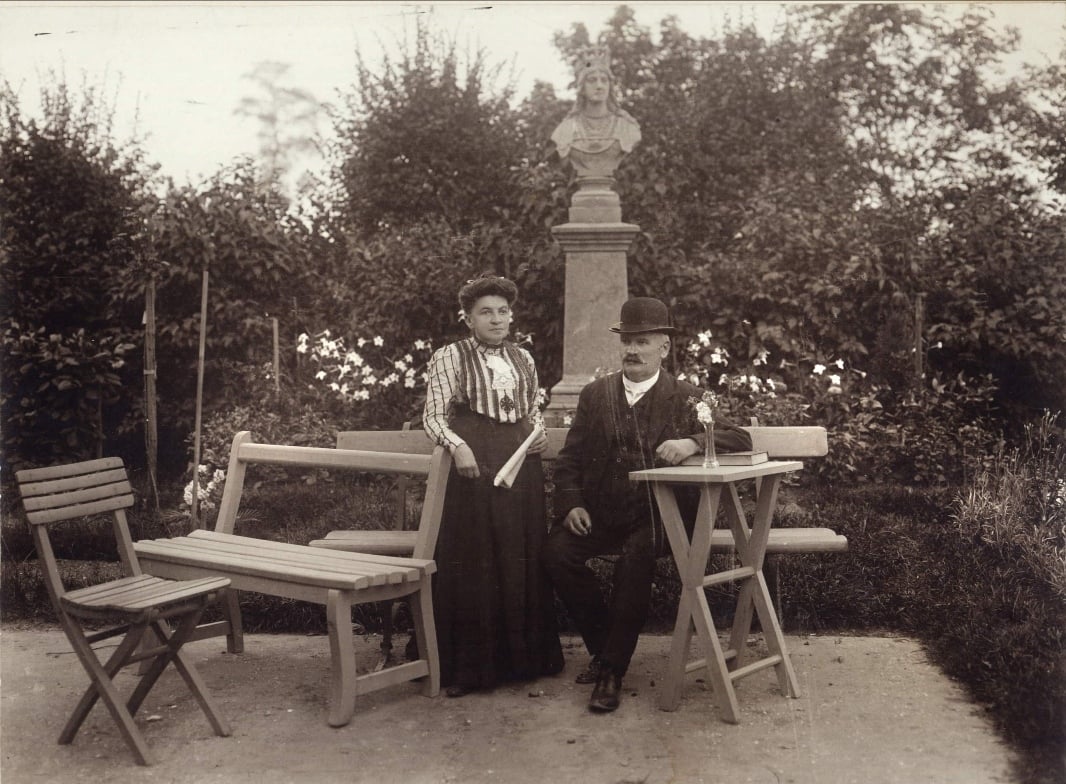 Julia i Wojciech Bednarscy w ogrodzie, ok. 1910,  www.zzm.krakow.pl