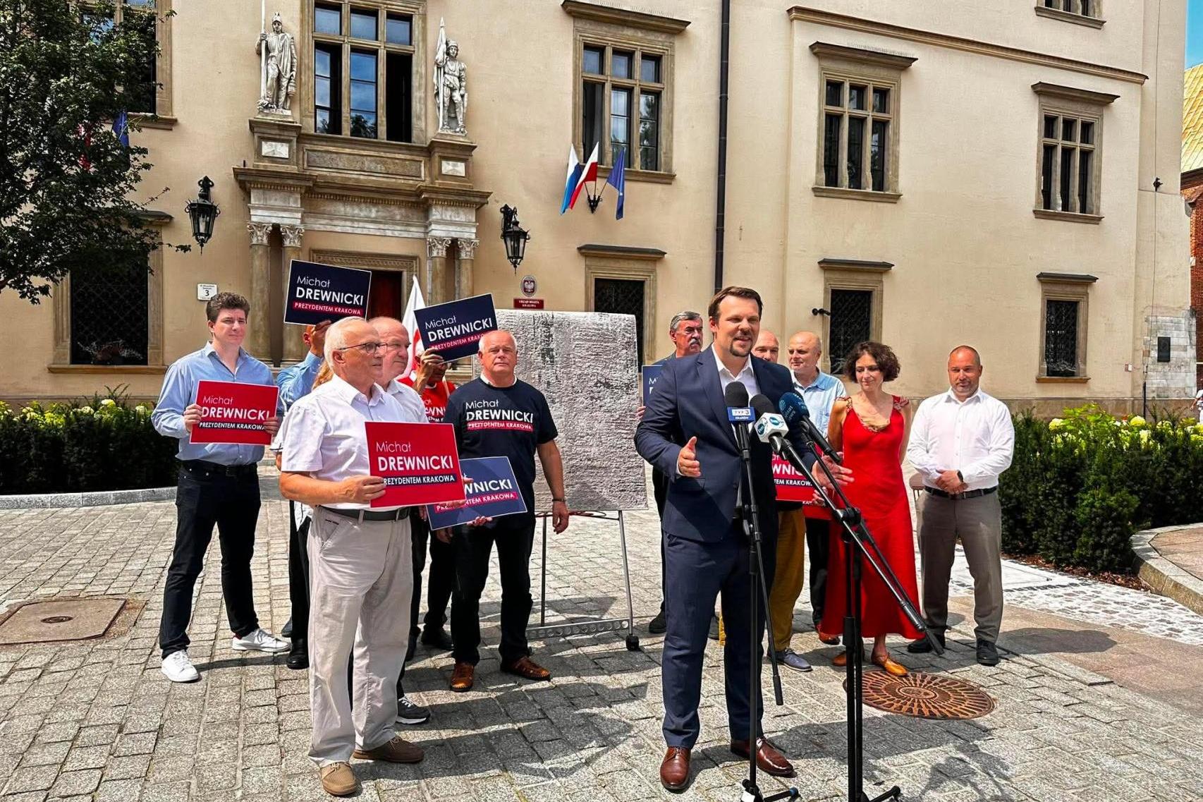 Michał Drewnicki z dywanem przed magistratem. "Wykurzymy wszystkich kolesi i układziki z magistratu?