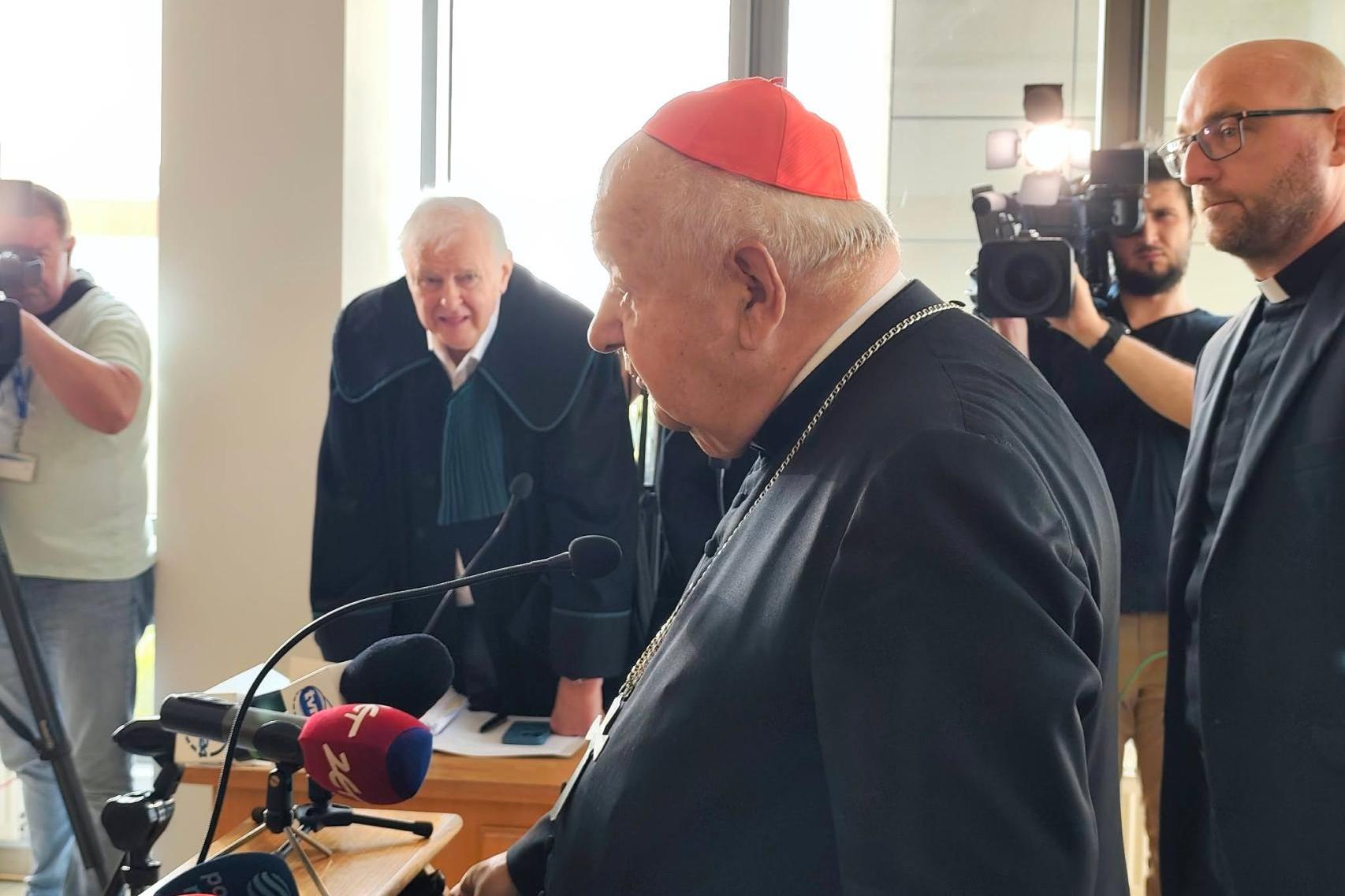 Kardynał Dziwisz w końcu pojawił się w sądzie. Zeznaje w sprawie pozwu o 20 mln zł