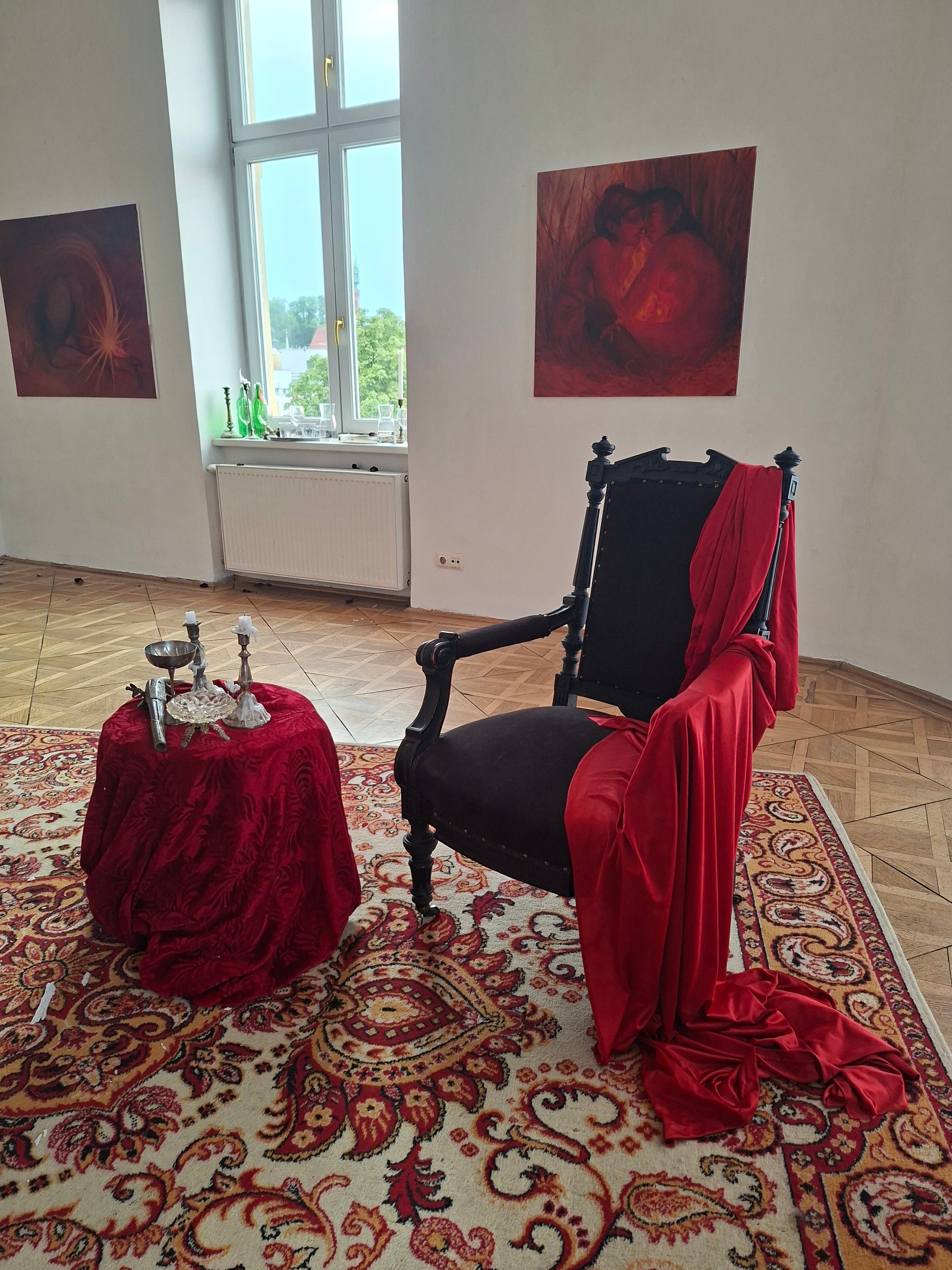  Na środku artystka ustawiła fotel obserwatora - mężczyzny, który przyszedł by je oglądać. Fot. Justyna Nowicka