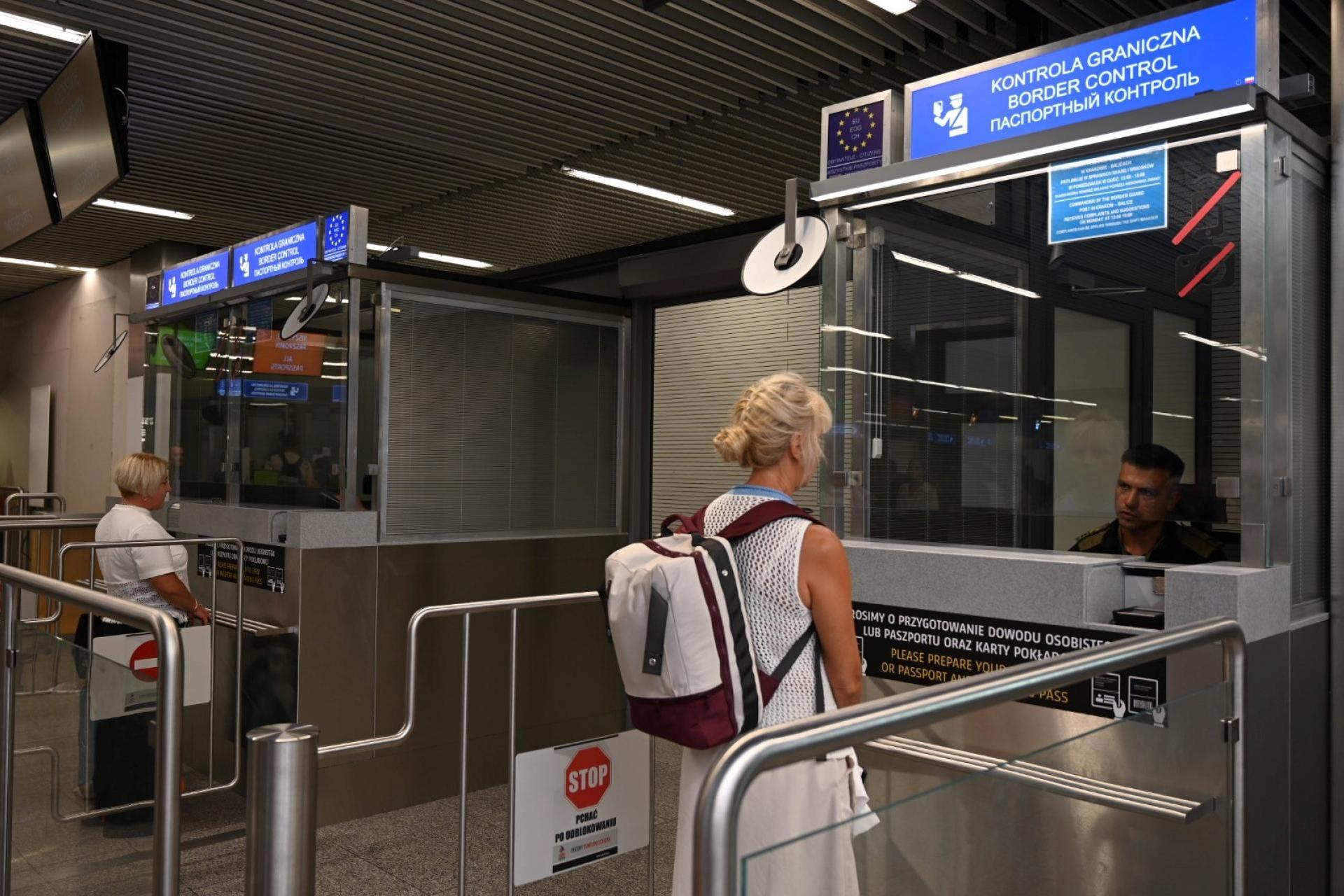 Szybsza odprawa na Kraków Airport. Straż Graniczna uruchomiła nowe stanowiska