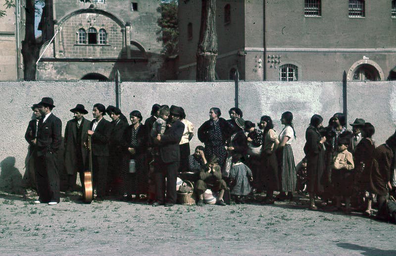Romowie i Sinti przed deportacją z miejscowości Asperg w Niemczech  22 maja 1940/ Wikipedia 