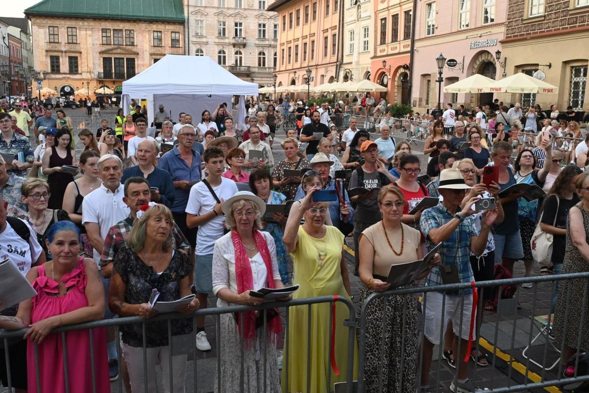 Patriotyczne pieśni na Małym Rynku. Krakowianie i turyści wzięli udział w kolejnej Lekcji Śpiewania