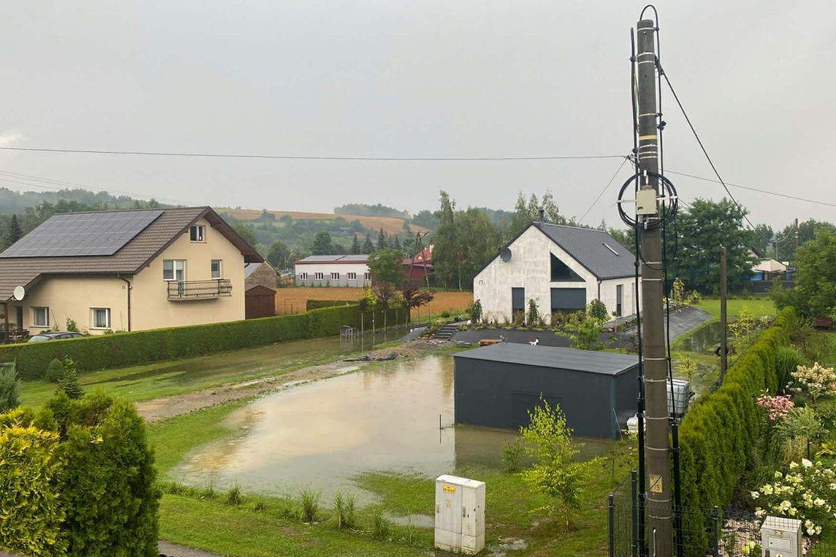 Po upałach przyszły ulewy. Podtopienia w gminie Ciężkowice, 19 interwencji strażaków