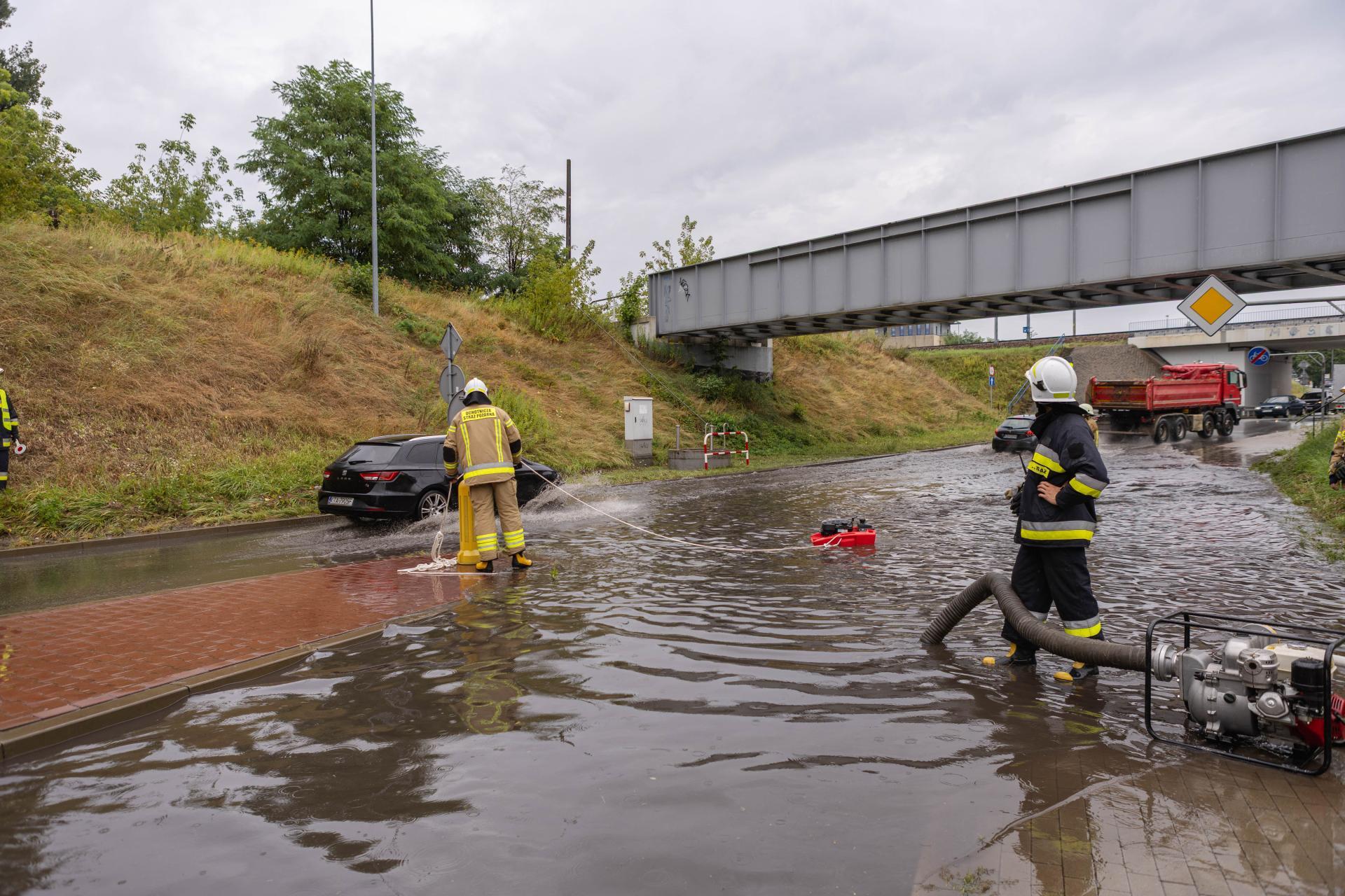 Tarnów: Woda zalała ulice i posesje. Ponad 50 interwencji po burzach