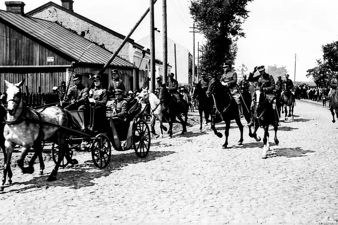 Józef Piłsudski z asystą oddziału kawalerii witany przez ludność cywilną w 1920 r / NAC 