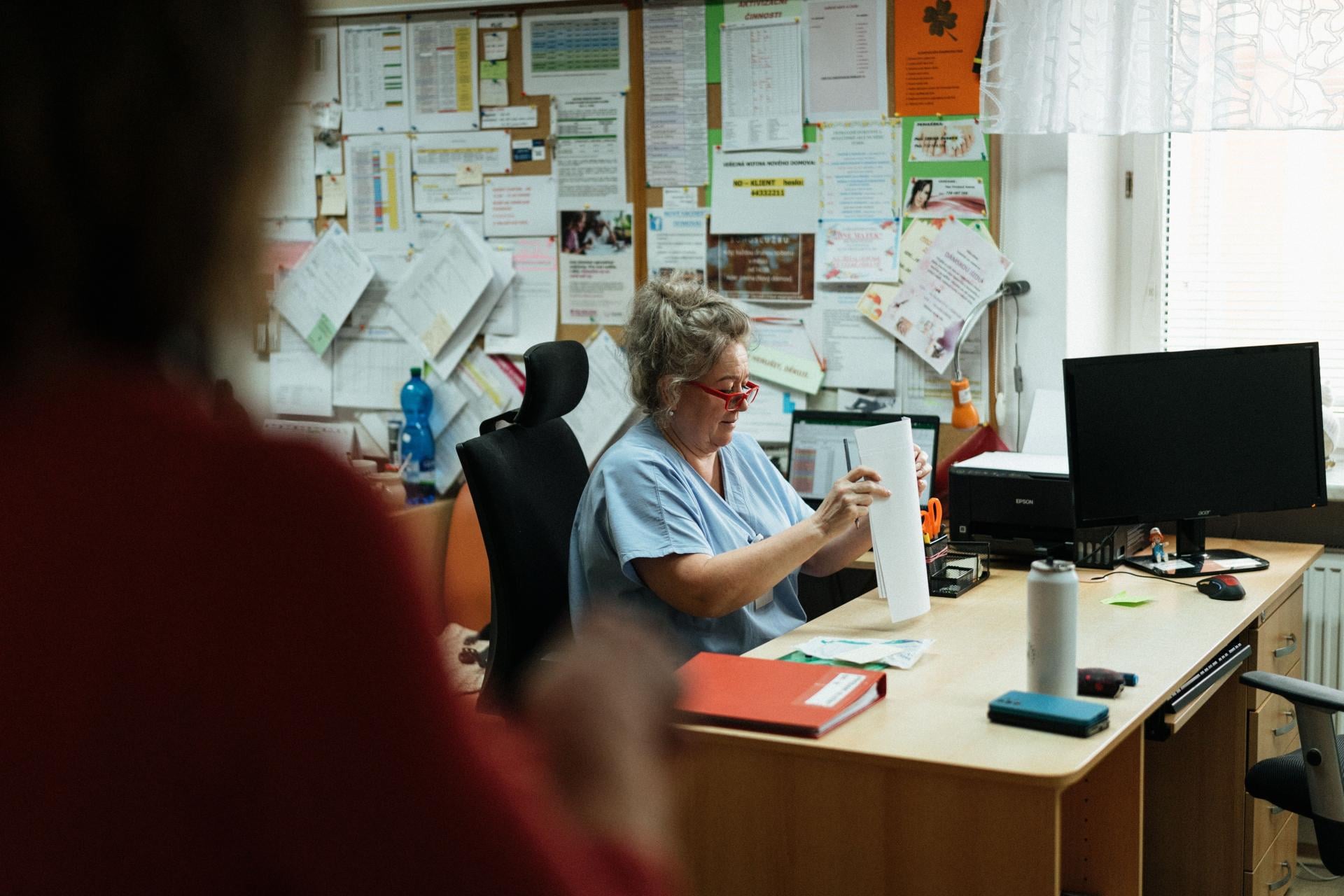"Jestem na urlopie, ale wciąż jestem w pracy". Kiedy zaangażowanie zmienia się w pracoholizm?