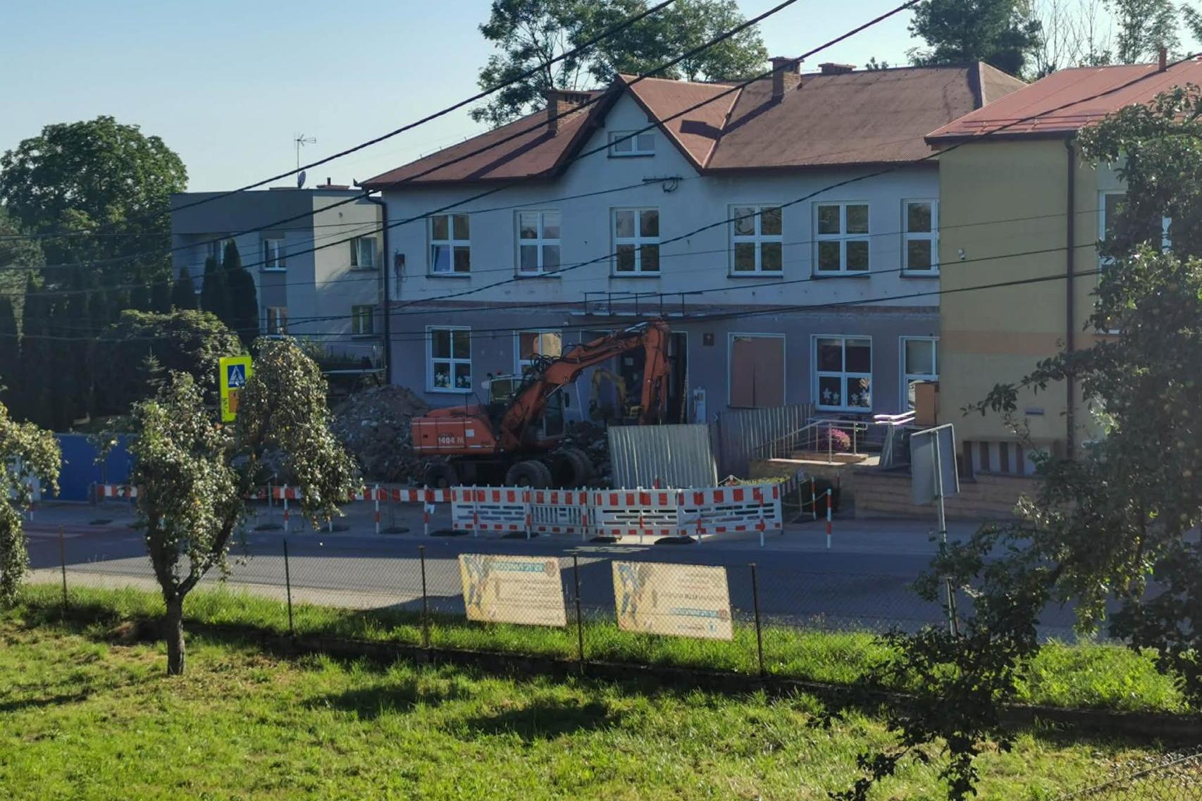 Szkoła w Pawęzowie koło Tarnowa jednak zamknięta podczas remontu. Rodzice zaskoczeni