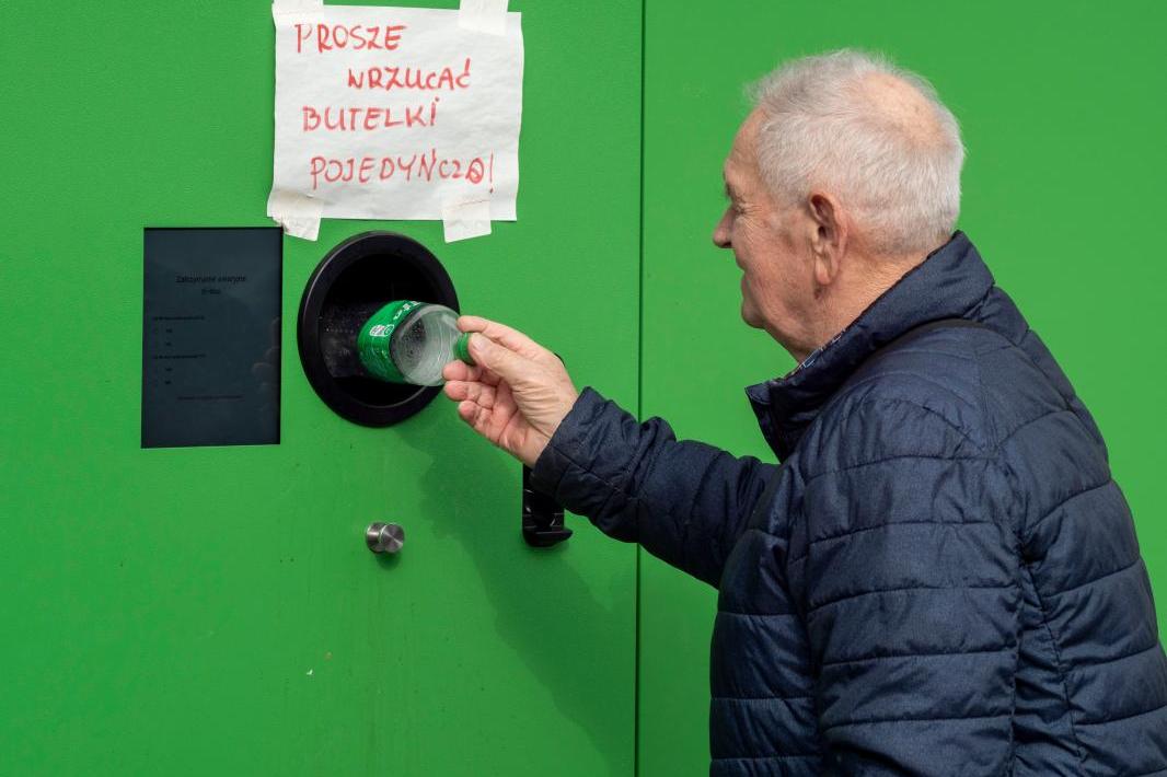 Butelkomaty to dopiero początek? System kaucyjny może objąć kolejne opakowania