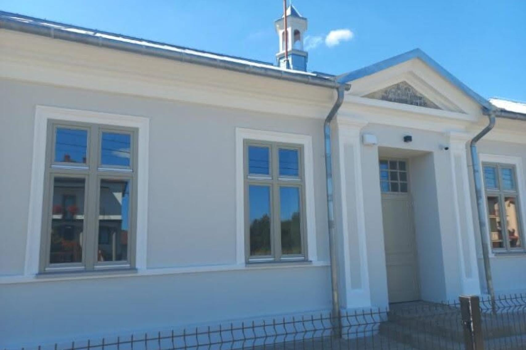 Spór o szkołę w Stadłach. Sąd unieważnił uchwały gminy Podegrodzie