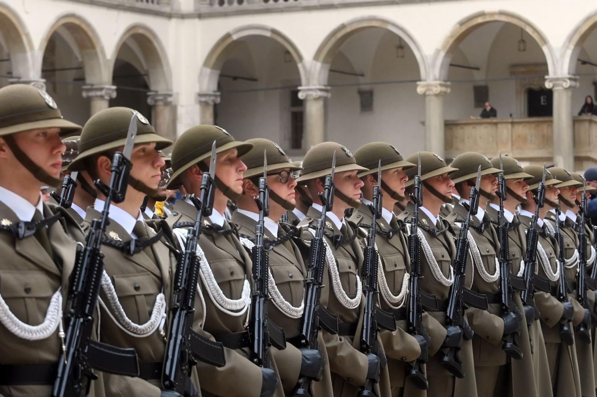 Święto Wojska Polskiego w Krakowie. Uroczystości na placu Matejki i biało-czerwone iluminacje