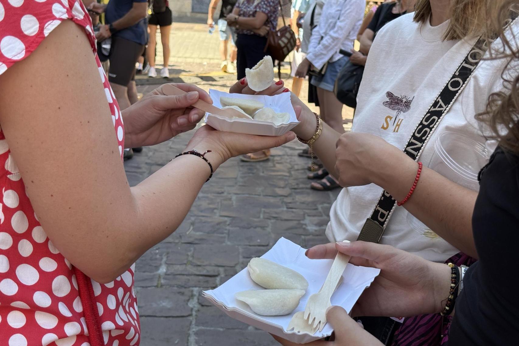 Ruskie, z mięsem, a choćby z kremem ciasteczkowym. Kraków zajada się pierogami