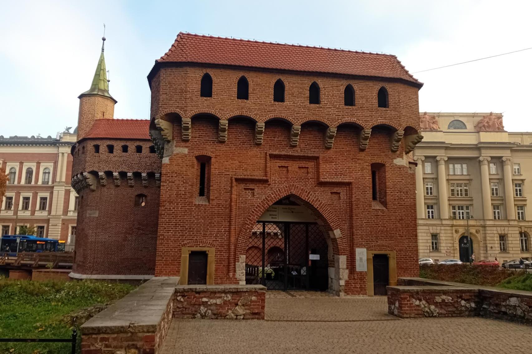 Remont jednego z symboli Krakowa. Barbakan częściowo zasłoniły rusztowania