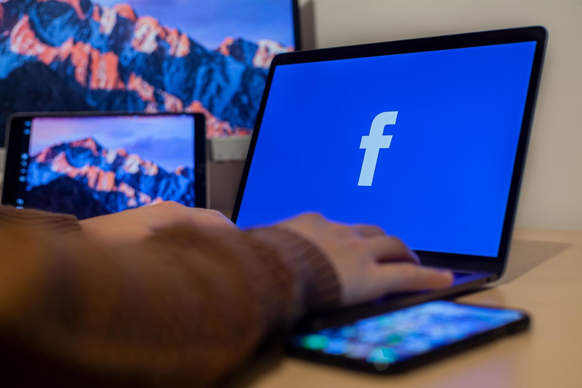 ?Niebieski znaczek? może być pułapką. CERT Polska ostrzega przed przejęciem kont na Facebooku