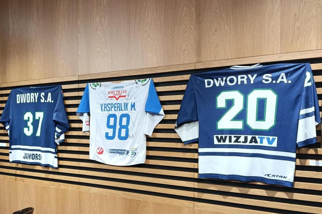 Hokejowa historia Unii Oświęcim na wyjątkowej wystawie. Kibice przekazują kolejne pamiątki