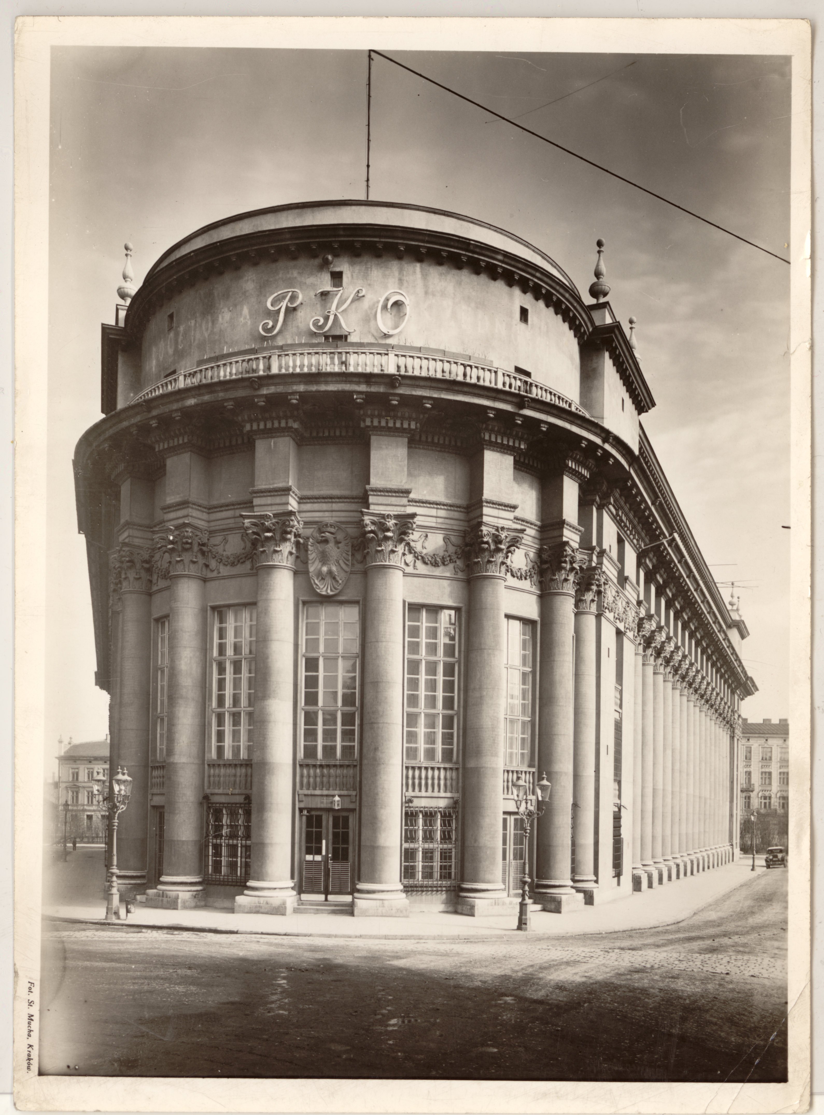 Bank PKO przy ul. Wielopole w Krakowie. Fot. Stanisław Mucha, l. 30. XX w. Ze zbiorów Muzeum Krakowa, sygn. MHK-Fs16203/IX