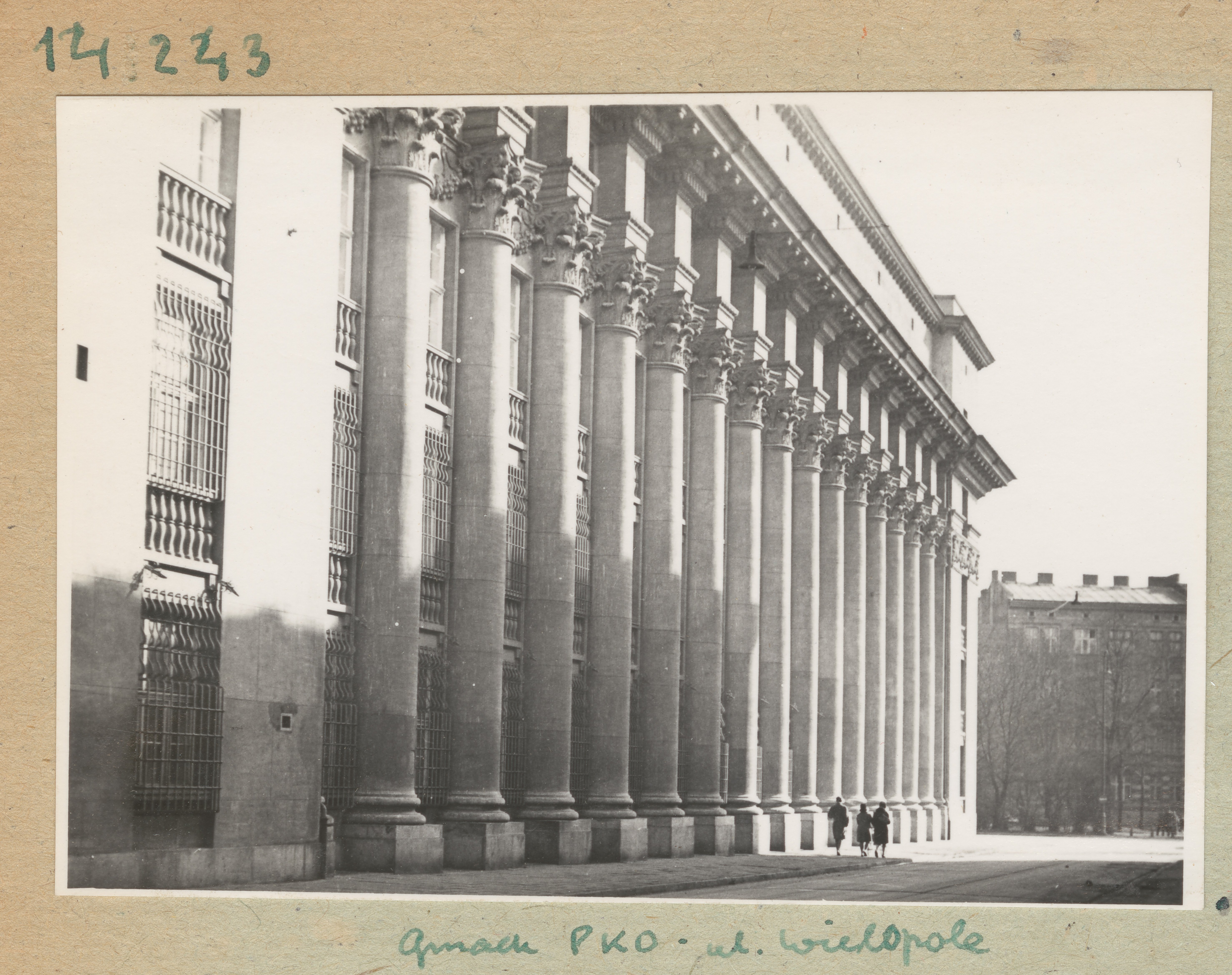 Bank PKO przy ul. Wielopole w Krakowie. Fot. Henryk Hermanowicz, 1966-1967.  Ze zbiorów Muzeum Krakowa, sygn. MHK-Fs21739-IX-102