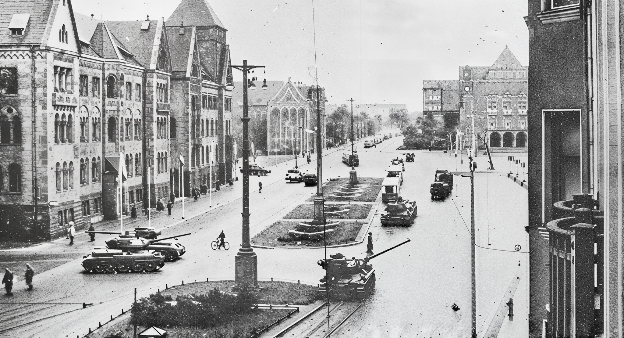 Czołgi na opustoszałym Placu Stalina w 1956 roku  ( obecnie Plac Adama Mickiewicza) / Wikipedia