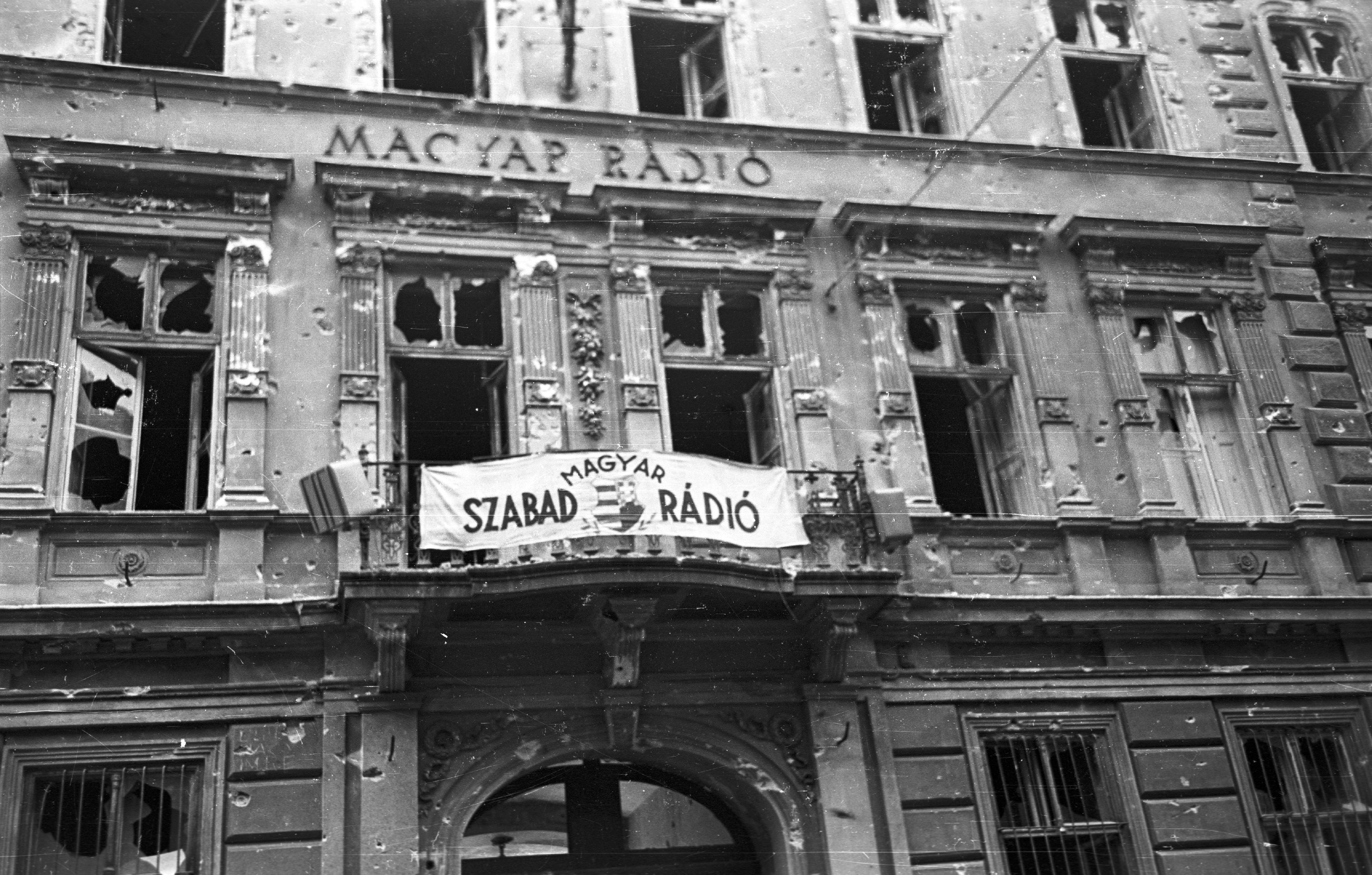 Budynek Radia Węgierskiego z wybitymi oknami podczas rewolucji w 1956 roku/ Wikipedia