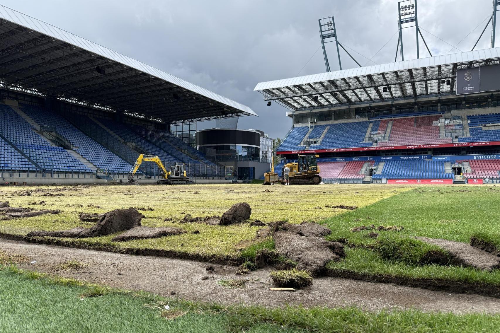 Wisła Kraków sprzedaje kibicom stadionową trawę. Tę zniszczonę podczas koncertu Sanah