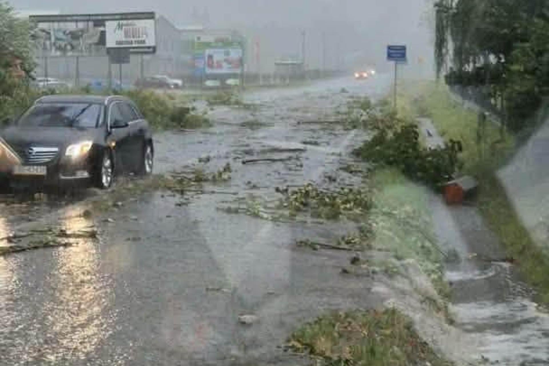 Burze nad Małopolską. Połamane drzewa i podtopienia w rejonie Izdebnika