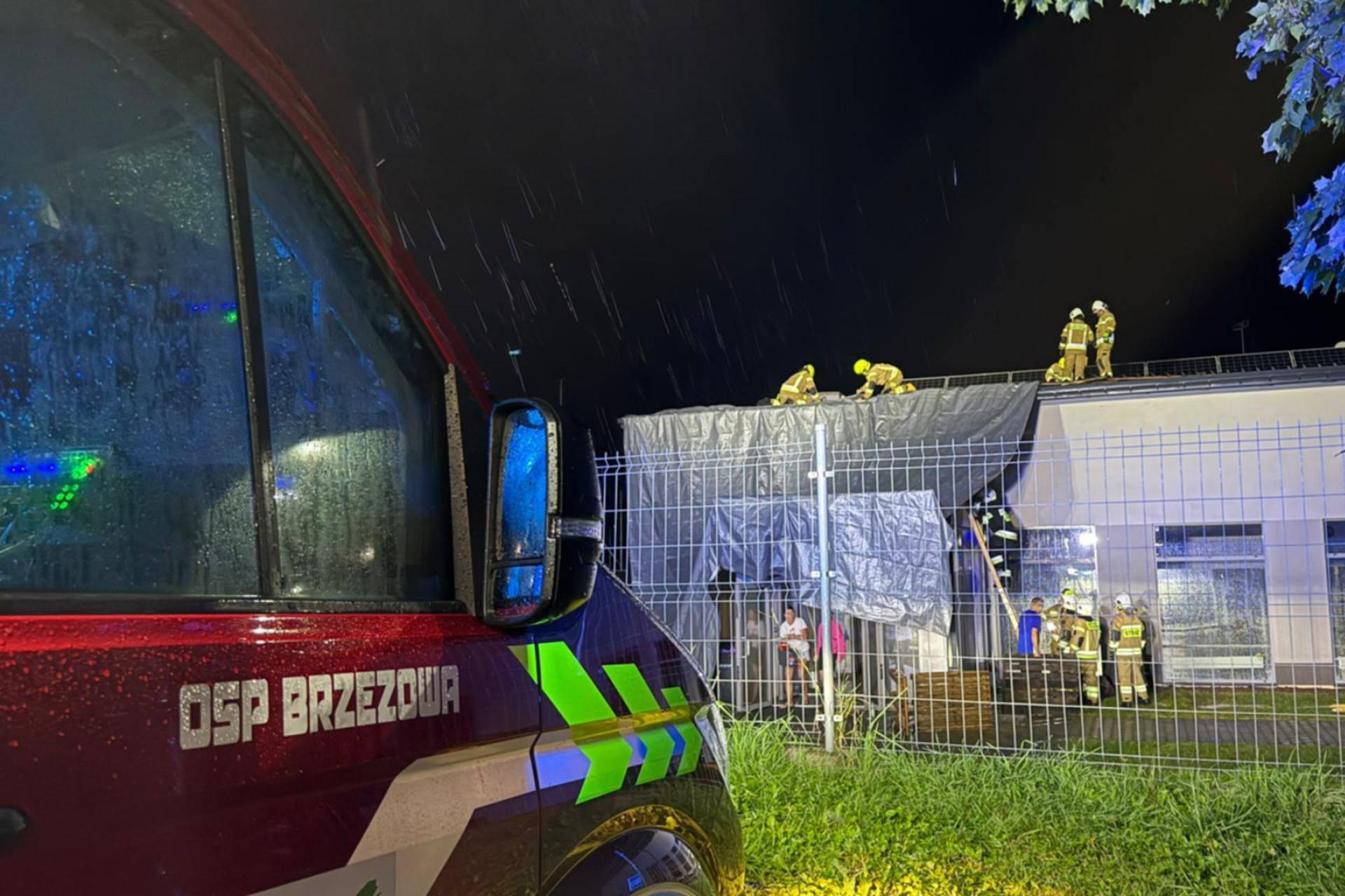 Po nocnych burzach w Małopolsce. Ponad 200 wyjazdów strażaków, zerwany dach, powalone drzewa