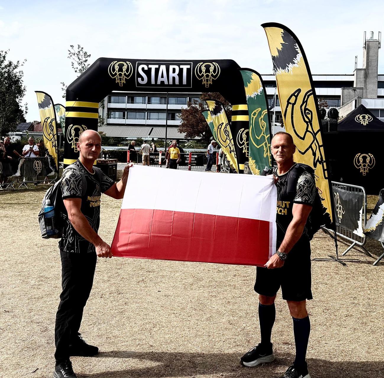 Polską flagę uczcili poza granicami kraju. W Święto Wojska Polskiego przeszli 100 km w Marszu Mamuta