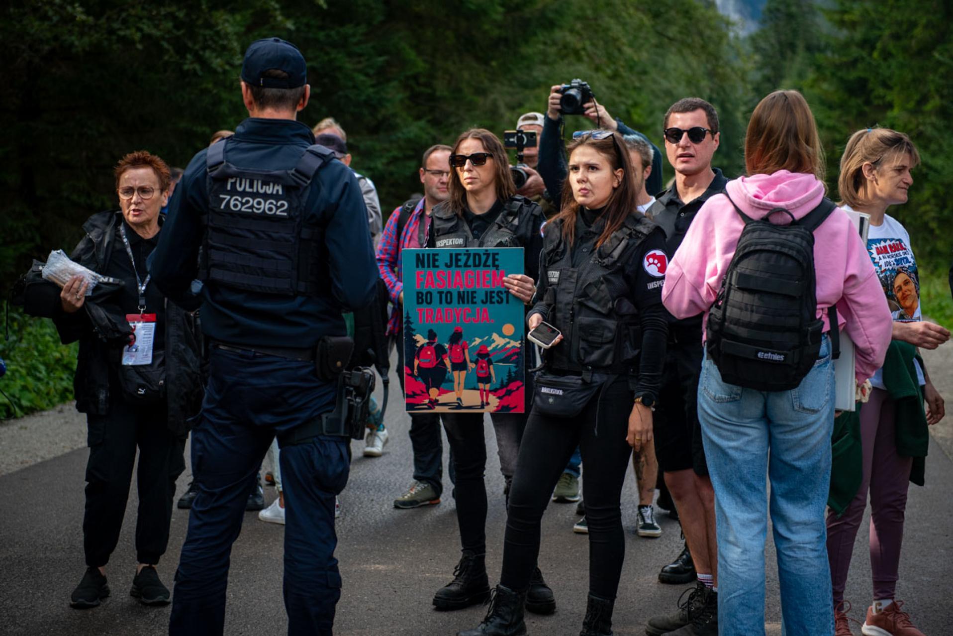Podpalono samochód aktywistów po proteście nad Morskim Okiem. Policja szuka sprawcy