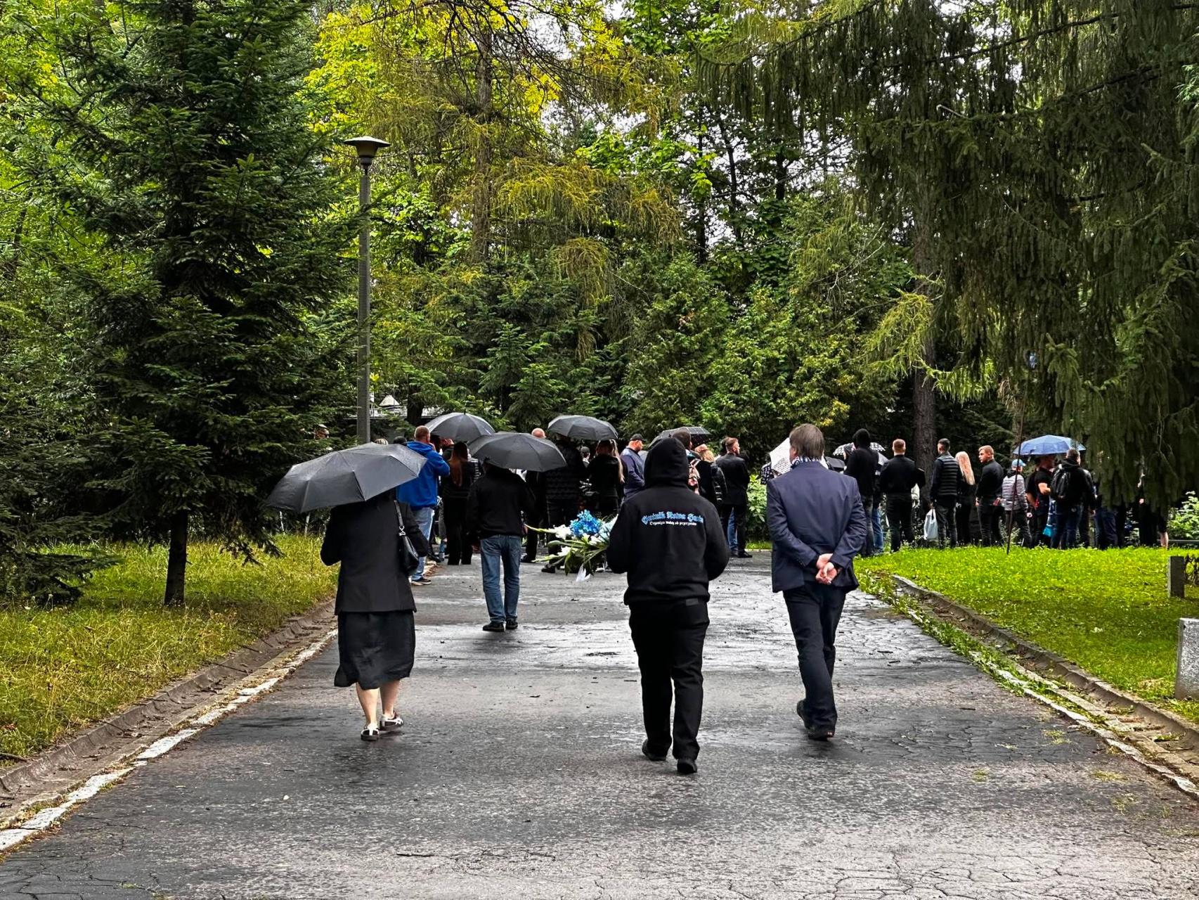 Tłumy żegnają 36-latka zabitego w Nowej Hucie. Na pogrzeb przyszli kibice Hutnika Kraków