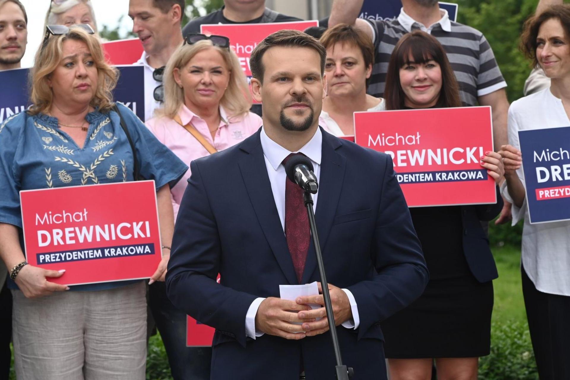 Michał Drewnicki zebrał podpisy. Chce jako pierwszy zarejestrować kandydaturę