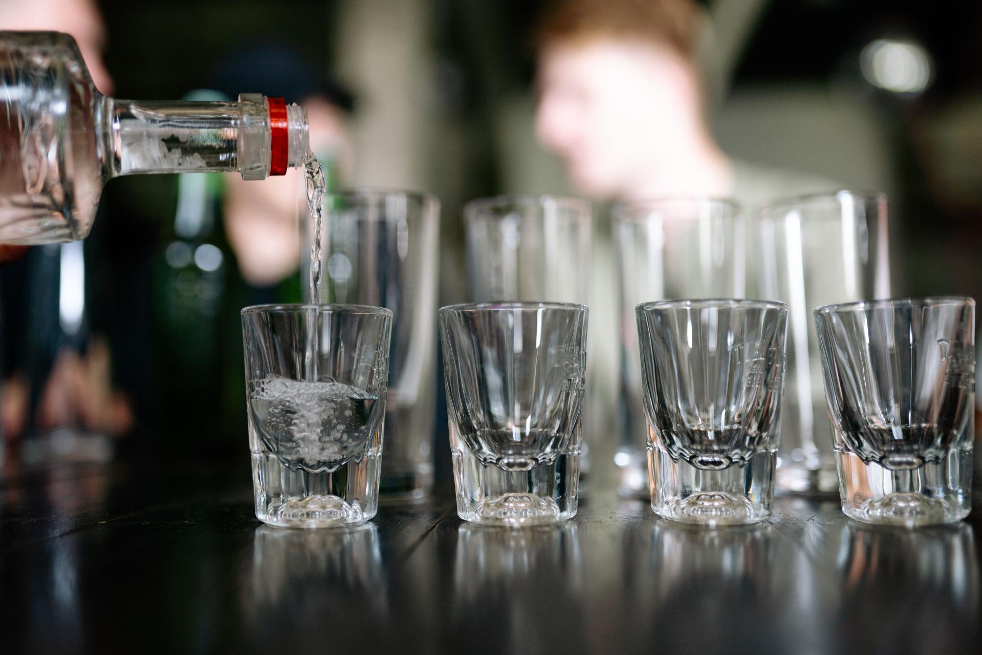 "Codziennie sprzedaje się do 3 mln tzw. małpek". FAS i cena alkoholu, którą płacą dzieci