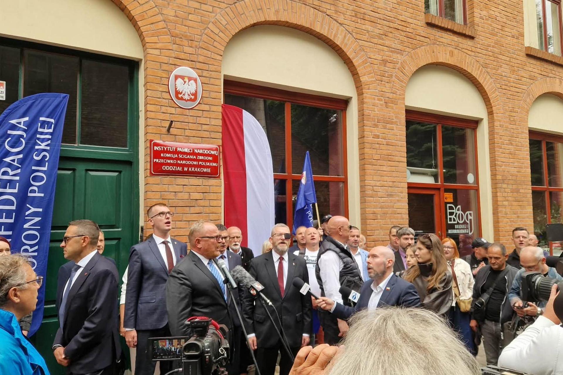 Grzegorz Braun ponownie zakwestionował istnienie komór gazowych w Auschwitz. IPN wszczął kolejne śledztwo