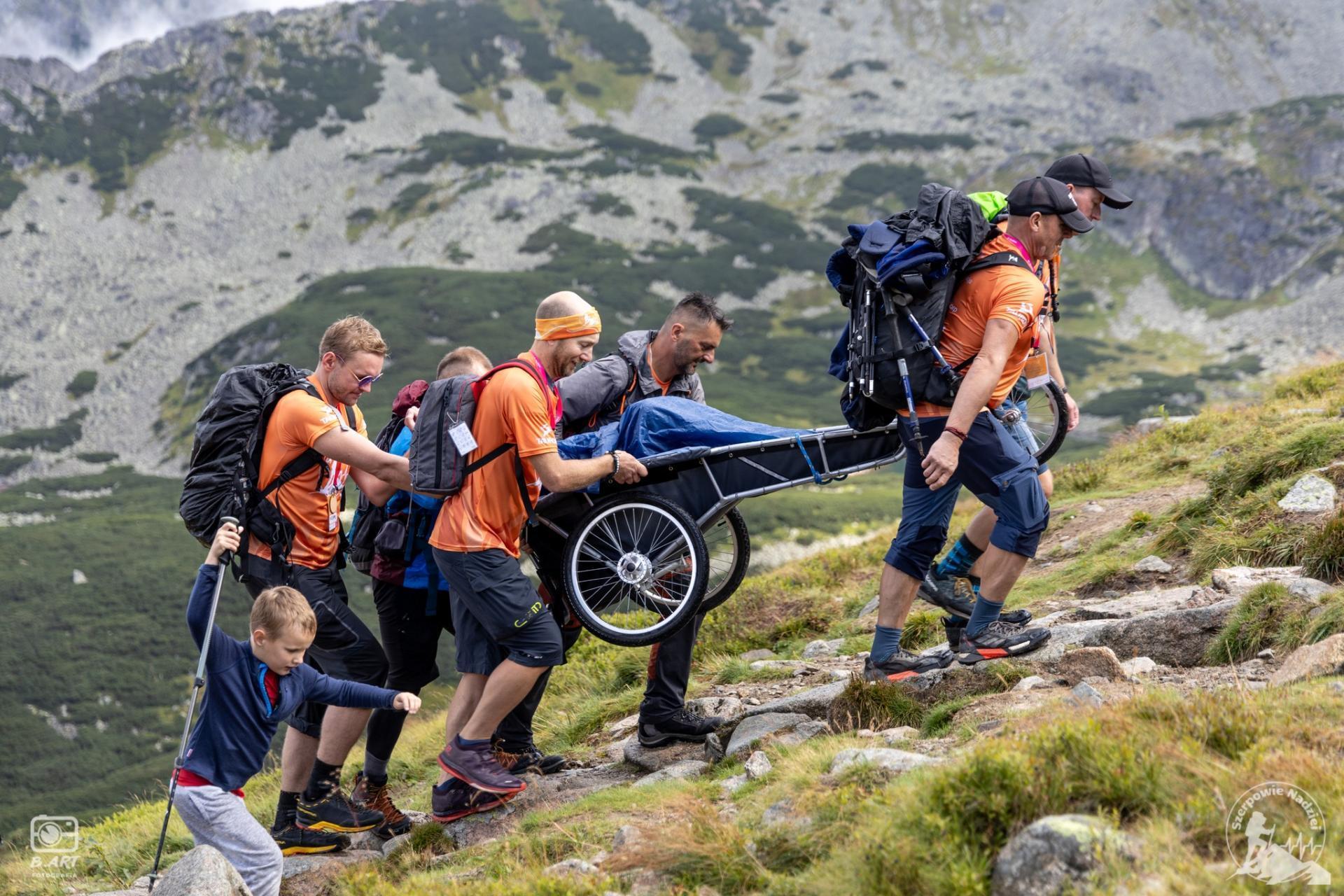 Pomarańczowe Tatry. Szerpowie Nadziei pomagali zdobywać szczyty