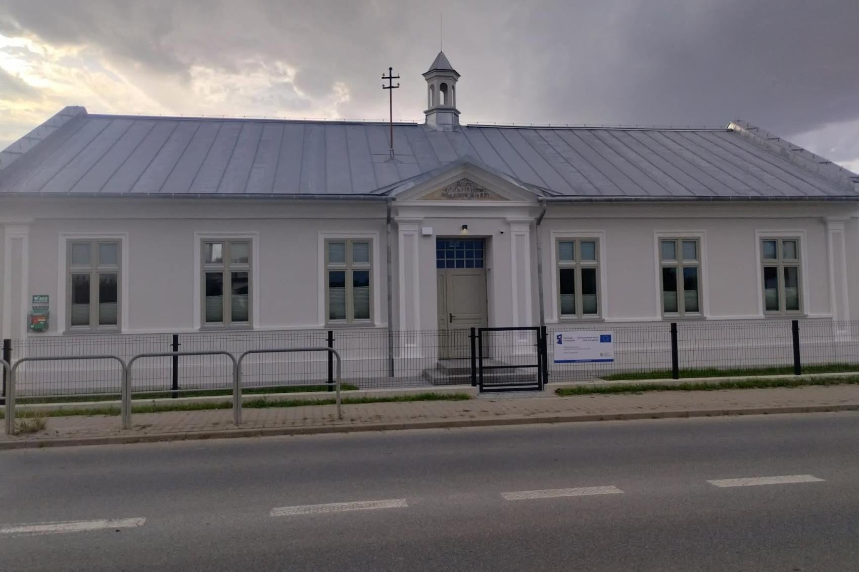 Szkoła jest, uczniowie do niej nie wrócą. Spór w Stadłach trwa