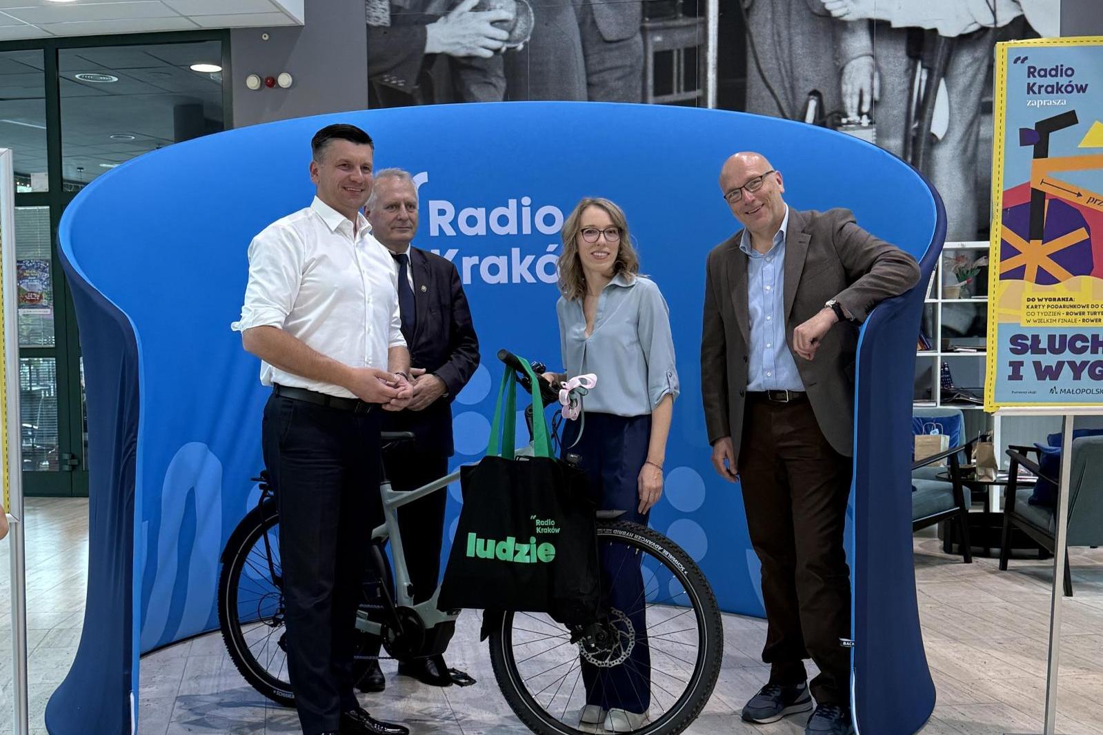 Miętowy elektryk już odebrany! Pani Monika rusza na rowerowe trasy Małopolski
