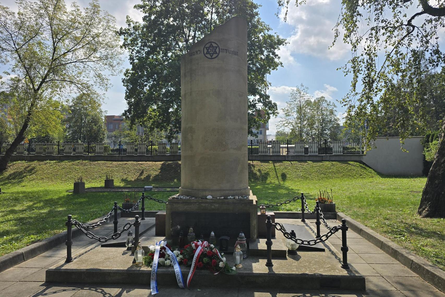 Złamana kolumna z tarnowskiej synagogi. 80 lat temu stała się pomnikiem Zagłady
