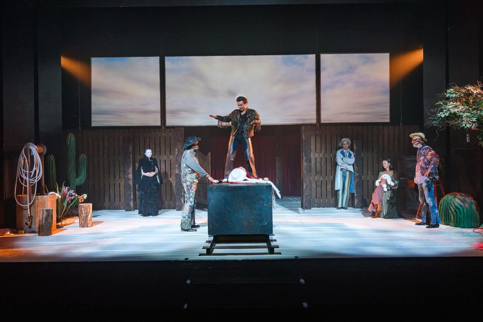 "Dolina Salinas" w teatrze im. Solskiego w Tarnowie - recenzja