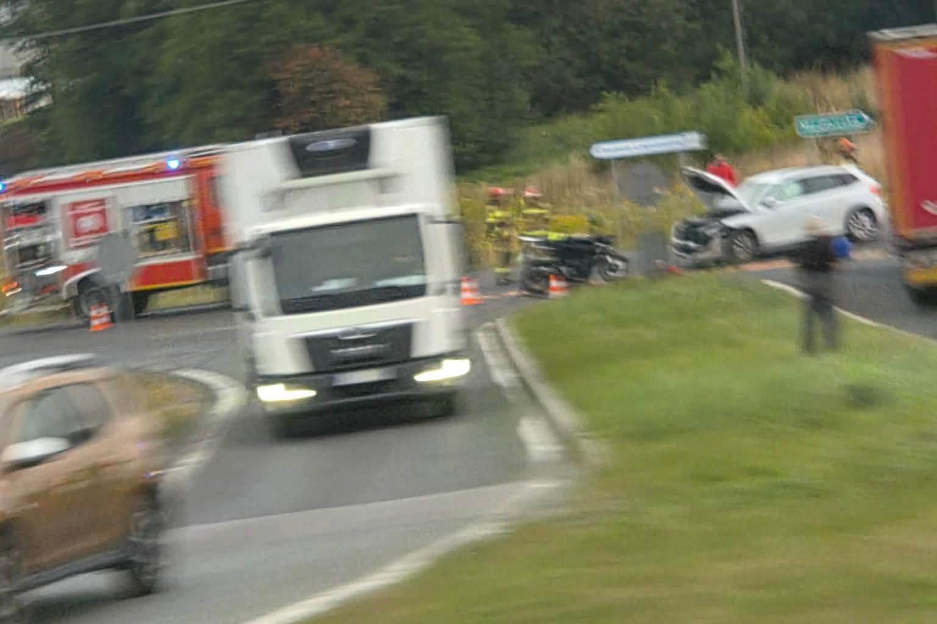Wypadek na S52 w Modlniczce. Zderzenie samochodu z motocyklem, droga zablokowana